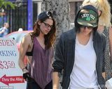 组图：暮光女素颜遛狗显颓废 内衣隐现小秀性感