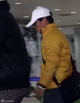 组图：王宝强率助理回京 高尔夫装扮亮相机场