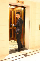 组图：段奕宏柏林街拍神采飞扬 温暖硬汉显绅士