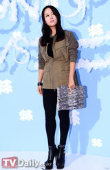 组图：李珉廷红衣出席活动 李基宇华丽九头身