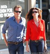 组图：辛迪克劳馥与老公逛街过情人节甜蜜恩爱