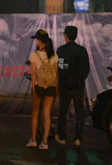 组图：冯绍峰倪妮甜蜜回京 全程牵手恩爱十足