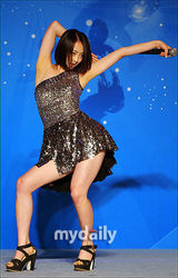 组图：韩国女歌手IU携手Sistar参加体育颁奖礼