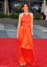 组图：维多利亚-嘉丝蒂橙色礼服性感亮相