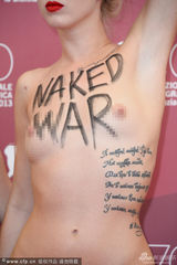 组图：《乌克兰不是妓院》女子半裸大闹发布会