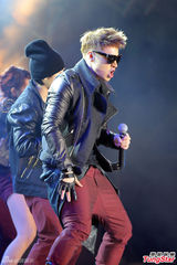 组图：严爵飚高音 与潘玮柏卢广仲接力开唱