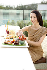 组图：董璇拍摄杂志封面 享受美食画面美不胜收