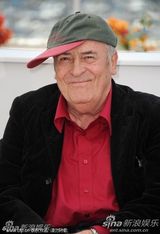 高清组图：戛纳终身成就奖得主贝托鲁奇坐轮椅亮相