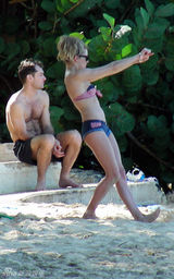 幻灯图：裘德-洛与西耶娜-米勒复合 海滨度假晒甜蜜