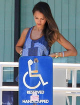 组图：杰西卡-阿尔芭街拍 条纹上衣搭牛仔裤