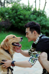 组图：王凯户外迷彩写真 阳光型男爱心魅力