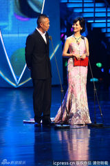 组图：赵雅芝侯勇白玉兰奖现场颁最佳导演奖