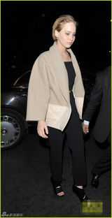 组图：劳伦斯与男友烛光晚餐 设计师全程当电灯