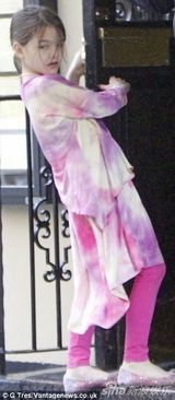 组图：凯蒂雅痞装扮 小苏瑞一身粉嫩拉门秀柔腰