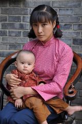 组图：《养母》热播 王雅捷演绎抗战版“辣妈”