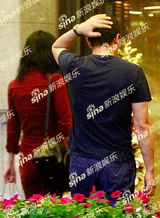 独家：王菲李亚鹏离婚后庆中秋 李嫣粉衣似公主