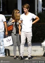 组图：施瓦辛格开心见前妻和长子 对镜头咧嘴笑