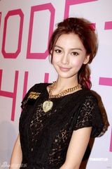 Angelababy连衣短裙显优雅 称不敢提黄晓明(图)