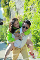 组图：孙茜蔡远航情侣装同游欧洲享浪漫时光