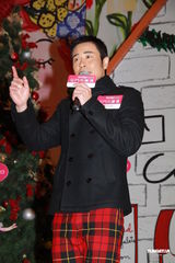 组图：郑嘉颖内地再封帝 出席香港圣诞倒数活动