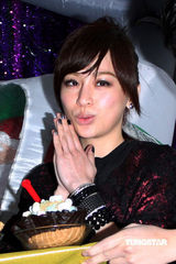 组图：王心凌胡彦斌携手开唱不惧严寒