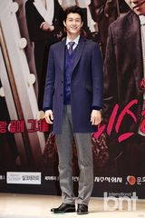 组图：李妍熙似激凸露美背 李美淑无视恶妇骂名