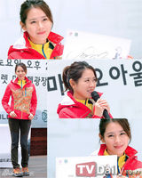 组图：孙艺珍举办签名会 马尾辫运动衫显清新