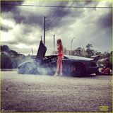 组图：内衣超模街头秀诱惑胴体 上演香车美女