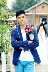 组图：孙玮蓝色系写真 小麦肤优雅绅士熟男范