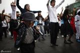 幻灯图集：墨西哥逾万人同舞纪念杰克逊第51个生日