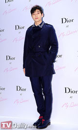 组图：f(x)韩艺瑟韩智敏等捧场品牌活动