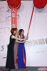 组图：S.H.E亮相记者会 Selina性感Ella秀美腿