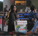 组图：刘诗诗淡妆素雅现身机场 短信发不停