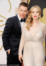 组图：朱丽-德尔比身贴两猛男露乳白衣罩