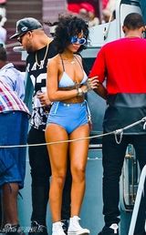 组图：蕾哈娜比基尼狂露八字奶 爆炸冲天头抢眼