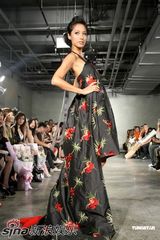 高清组图：蒋怡露美背秀小麦肤色 诠释女性华丽美