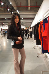 组图：陈燃化身时尚买手 巴黎逛店休闲随意