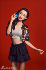 组图：童菲杂志大片秀身姿小露蛮腰