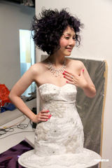 高清图：杨千嬅爆炸头闪亮登场 演唱会穿婚纱礼服