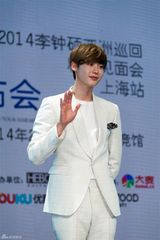 高清图：李钟硕赴沪会粉丝 表情呆萌似王子