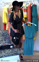 组图：帕里斯-希尔顿潮店扫货毫不惜金