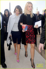 组图：阿尔芭涂粉色口红进秀场 挽友人不停甜笑