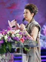 组图：海清潮装亮相盛典 获年度人物压轴大奖