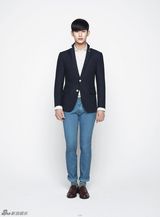 组图：金秀贤曝冷峻写真 造型百变引领时尚