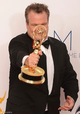 组图：艾美奖后台 艾瑞克-斯通斯崔特捧奖杯意气风发
