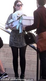 组图：莉顿-梅斯特片场闲聊 蕾丝裙突显圆润丰臀