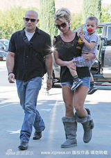 幻灯图集：布兰妮带儿子看电影 热裤秀健美双腿