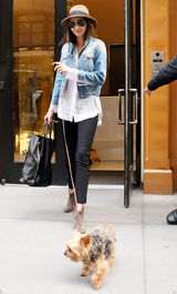 高清组图：超模米兰达-可儿街拍牛仔外套搭衬衣