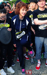 组图：韩星黄静茵参跑马拉松 运动装束亮相笑意足