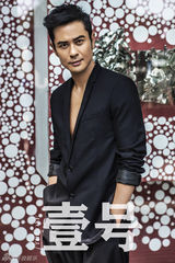 组图：郑嘉颖登杂志封面 展夏日街头型男魅力